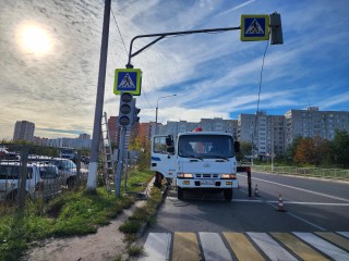 В проезде Десантников началась установка нового светофора