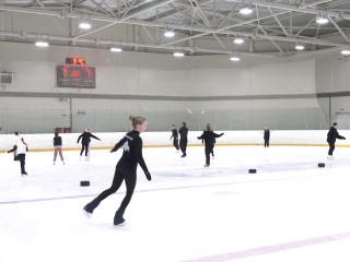 «Добьется больших успехов»: дочери бойца СВО подарили коньки