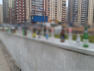 На новом мосту у Черного озера неизвестные устроили «выставку» бутылок