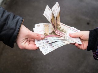 У торгового центра «Курс» в Реутове попрошайки вымогают деньги у прохожих