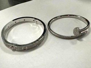 Таможенники в Домодедово обнаружили в обуви пассажира два люксовых браслета