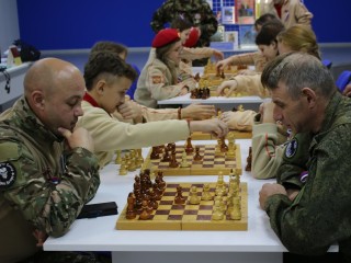 Участники спецоперации сразились в шахматы с депутатами в Серебряных Прудах