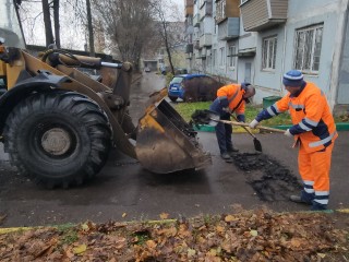 На Октябрьской улице коммунальщики ремонтируют дворовый проезд