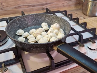 Кулинарный баттл: какие пельмени вкуснее — сразу жареные или вареные, а потом жареные. Тест от шеф-повара