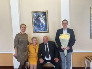 «Снова выбрал бы тебя»: можайская пара отметила золотую свадьбу и получила ₽5 тыс. за любовь