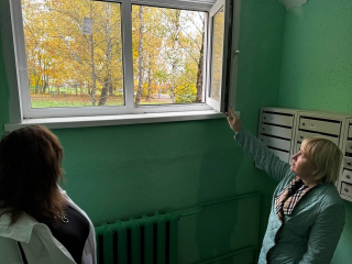 В подъездах на Латышской в Наро-Фоминске меняют окна, двери, красят стены