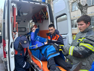 В Солнечногорске спасатели вскрыли дверь в квартиру, где находилась пенсионерка