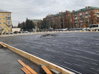 На главной площади Жуковского начали монтировать каток