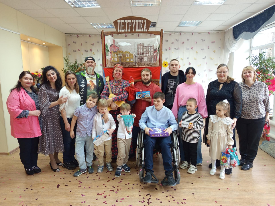 Теплые пледы, игры и улыбки: как в Серпухове сделали день радости для ребят с ограниченными возможностями
