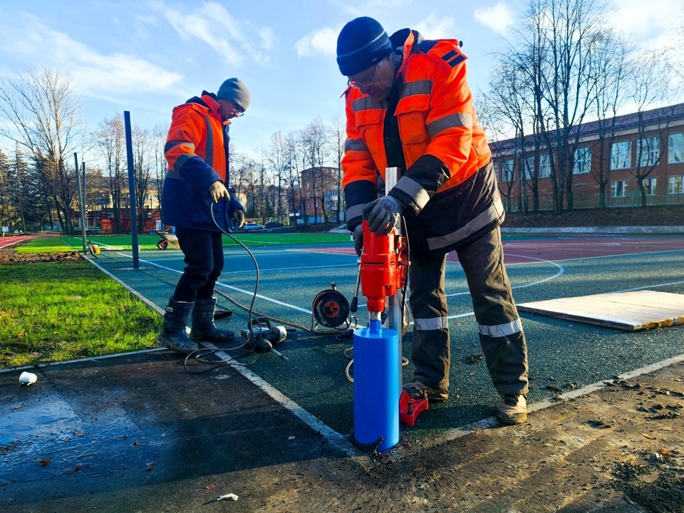 Футбольное поле, воркаут и беговая дорожка: стадион пущинской школы № 1 готовится к открытию