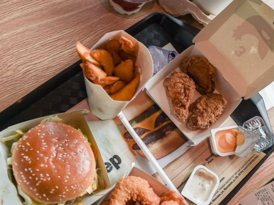 Организм не обмануть: почему перекусы на бегу приводят к перееданию