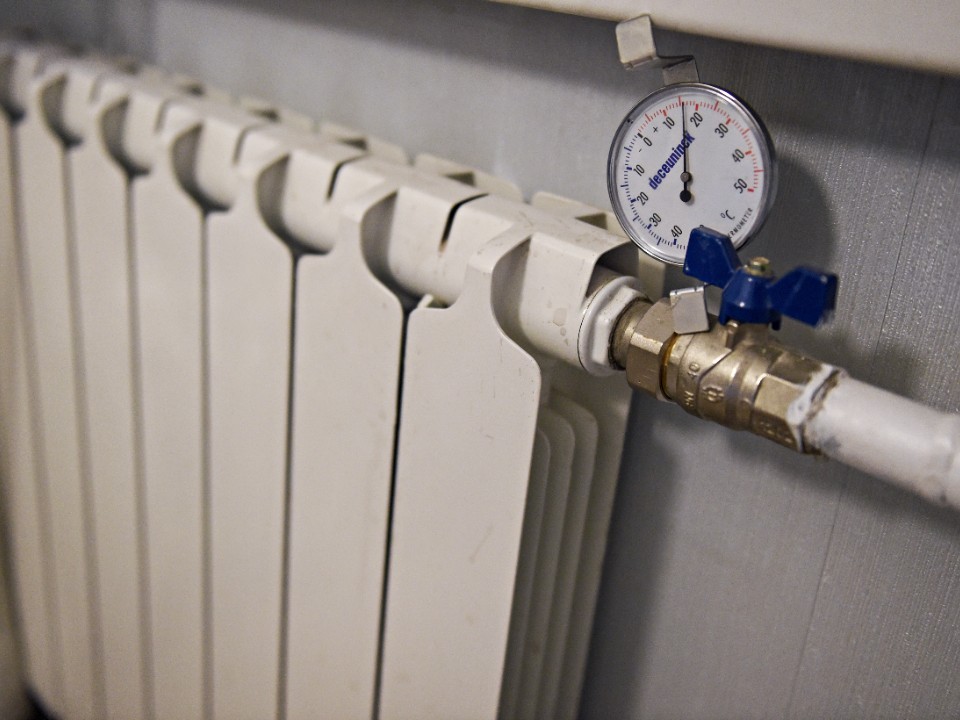 Щели, трубы и батареи: специалист рассказал, как подготовить квартиру к холодам без стресса
