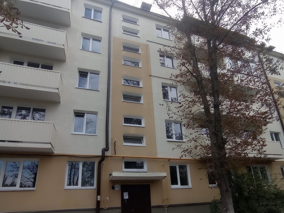 Жильцы пятиэтажки в Мариуполе скоро вернутся домой: в пострадавшем от обстрелов доме началась внутренняя отделка