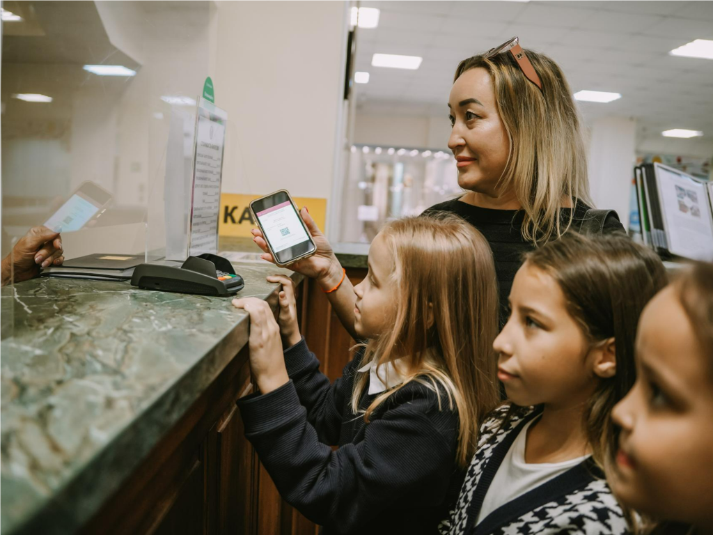 Жители Подмосковья бросились за паспортами льготника: где заказать, чем удобен и какие преимущества дает