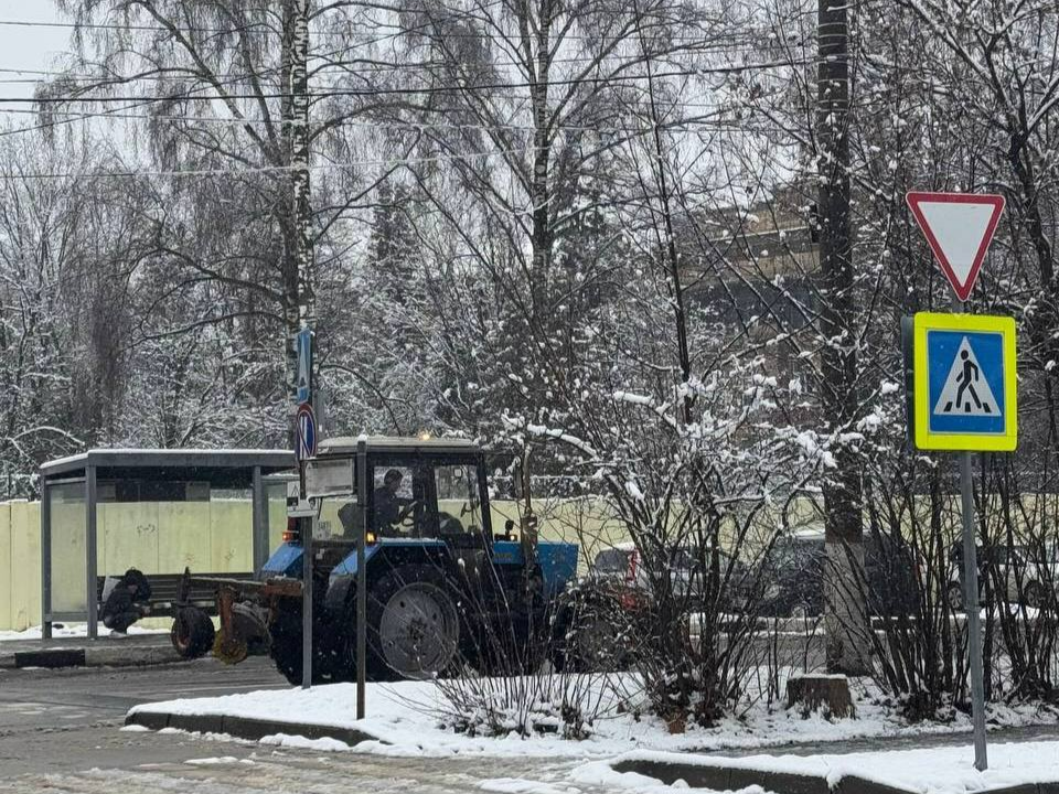 Химки встретили первый снег: улицы и дороги убирают десятки единиц спецтехники