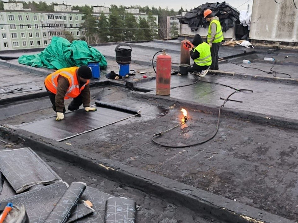 Протечки после снега: в Черноголовке оперативно устраняют последствия ремонта кровли на Лесной, 7