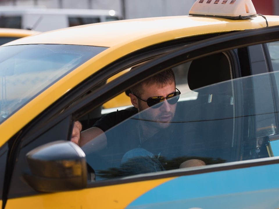 «Берем без опыта» — правда ли, что студенту в такси готовы платить как офисному менеджеру