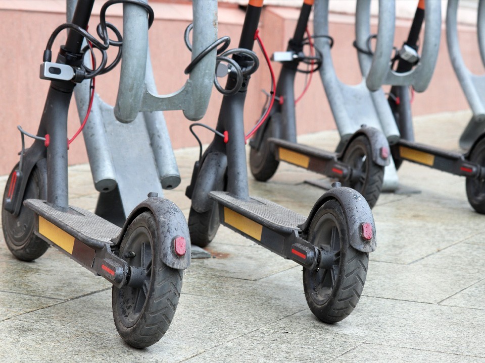 «Папа года» проехал с ребенком на электросамокате по проезжей части в Железнодорожном