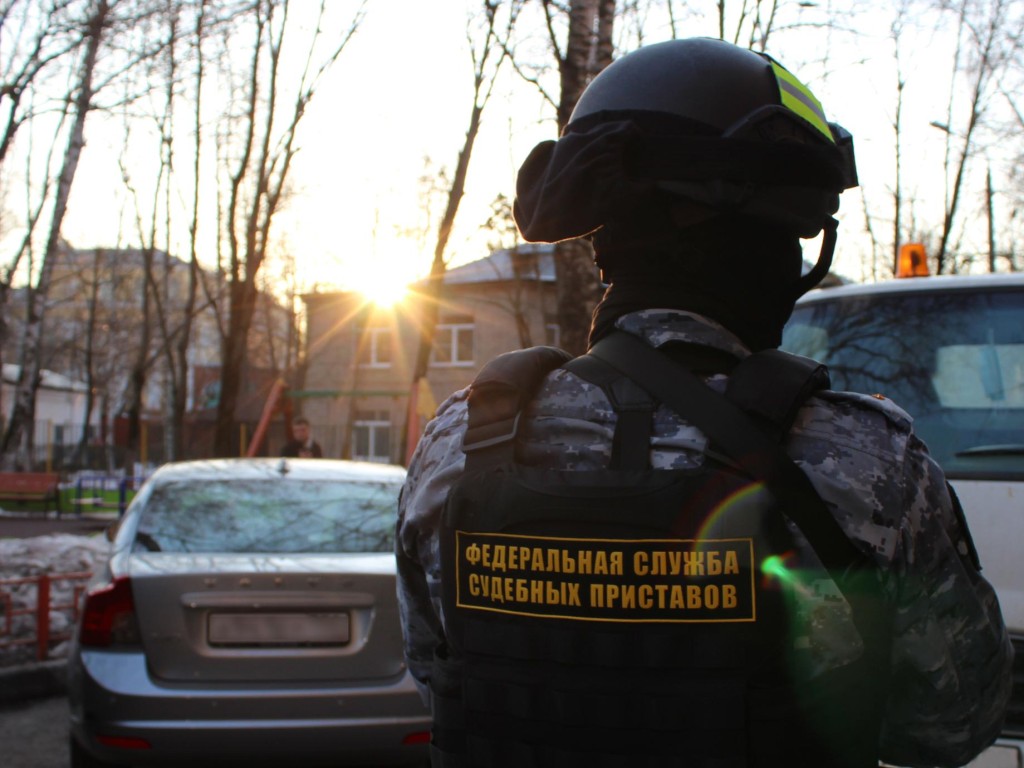 Судебные приставы взыскали материальный ущерб с управляющей компании в Клину