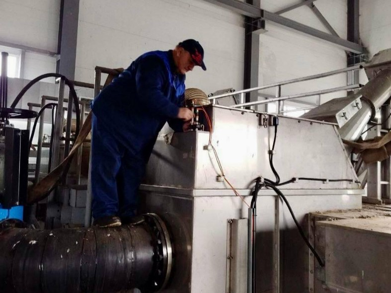 На очистных сооружениях Подмосковья прошла профилактика: что приходится выгребать специалистам и почему это важно для жителей