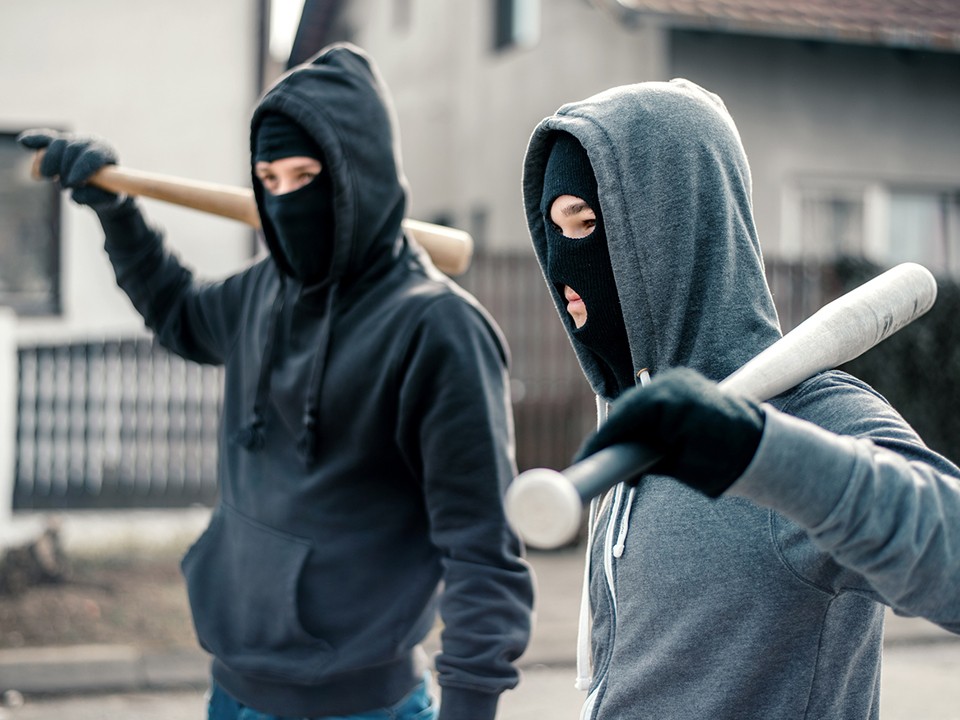 Биты и пистолеты: в Подмосковье группа подростков напала на электричку и машиниста