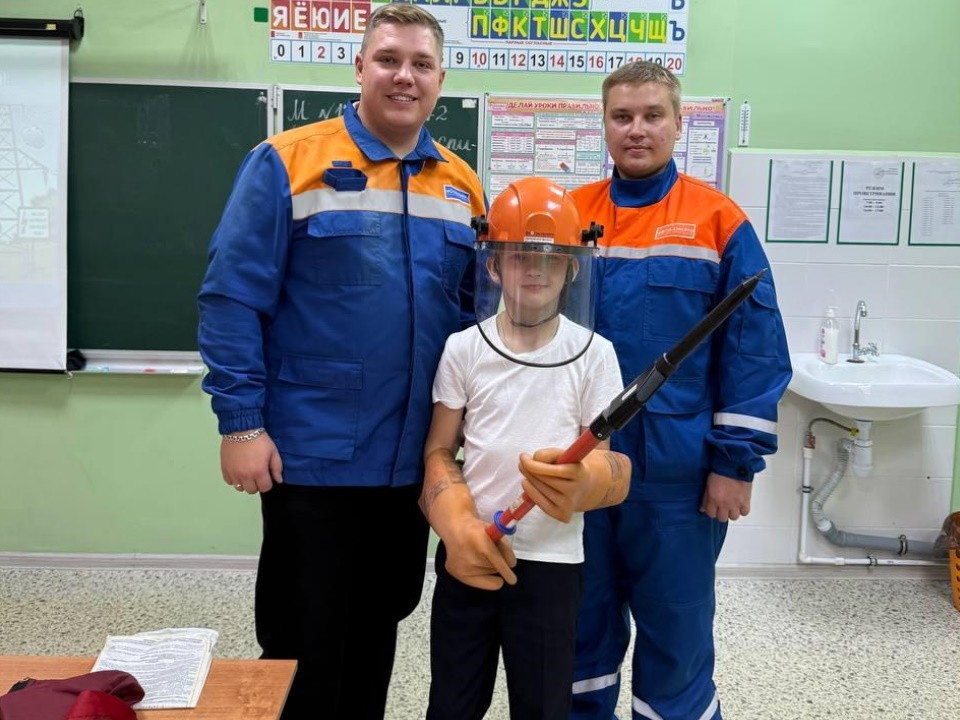 Урок электробезопасности: школьники примеряли защитные средства и учились безопасности