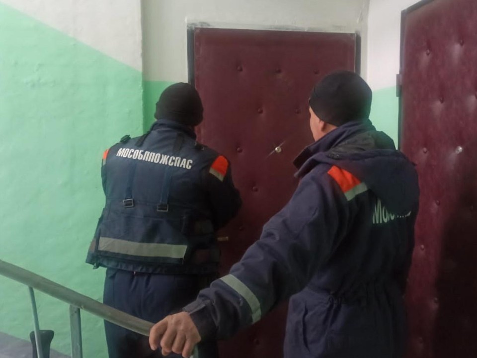 Спасатели помогли медикам попасть в квартиру к больному пенсионеру в Егорьевске