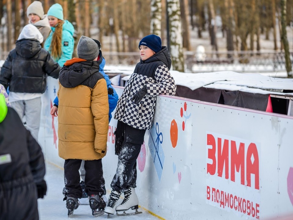 Стало известно расписание бесплатных сеансов на катке в парке «Питомник»