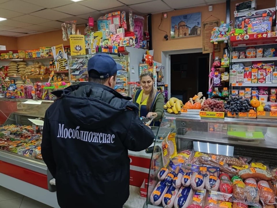 Рейд с «огоньком»: как пожарные Шаховской учат жителей не поджигать свои квартиры