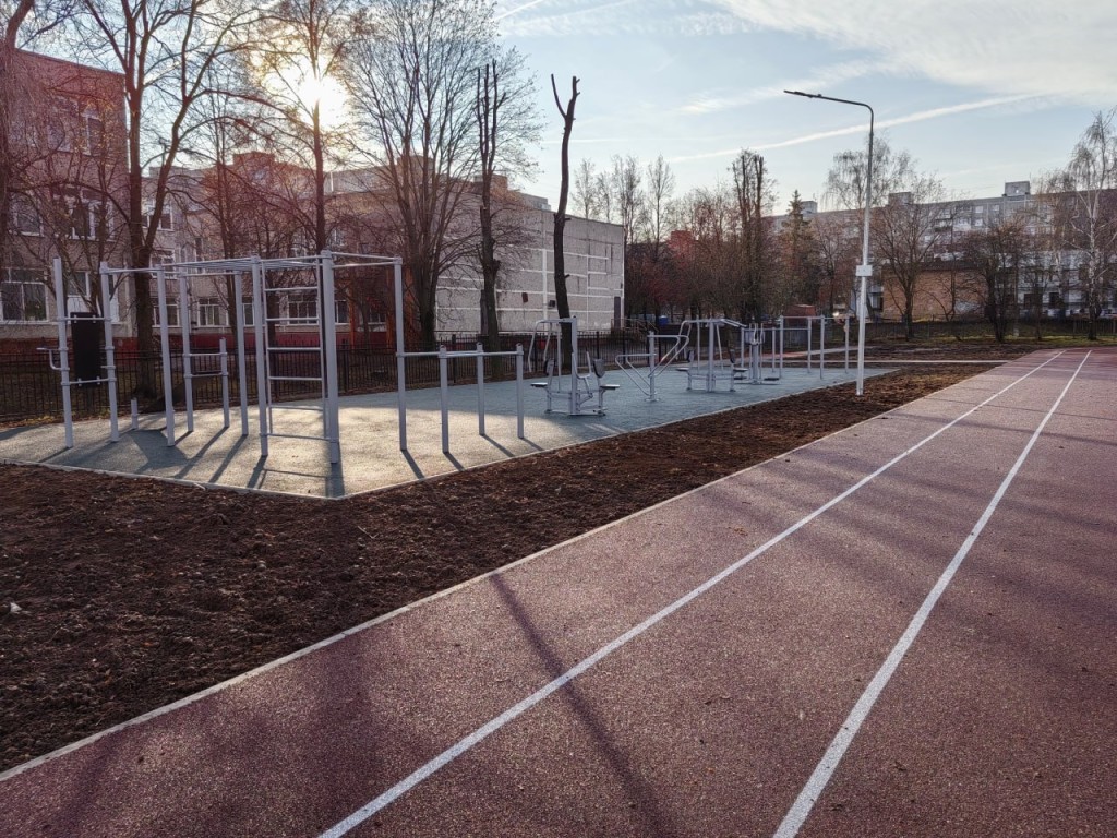 На улице Девичье Поле в Колычеве отремонтировали школьный стадион