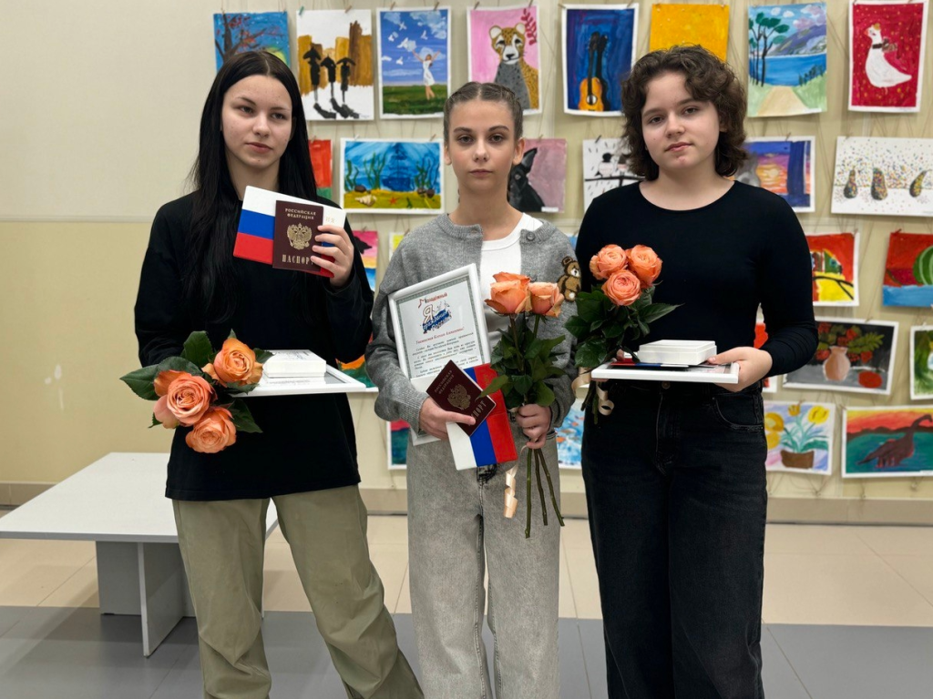 Первые паспорта вручили жительницам Молодежного в торжественной обстановке