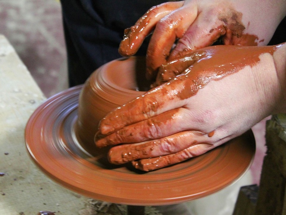 Гости Серпуховского музея освоят секреты гончарного дела и сделают уникальное изделие из глины