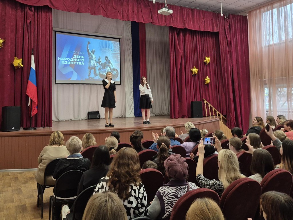 В колледже Орехово-Зуева прошла благотворительная ярмарка ко Дню народного единства
