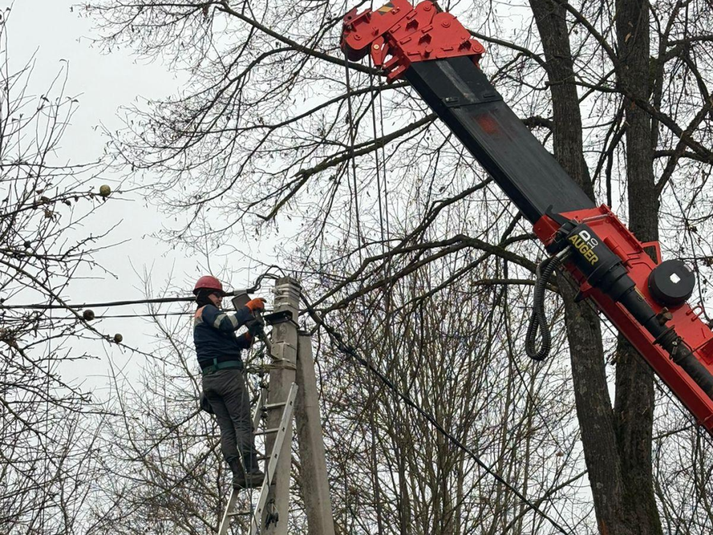 На Солнечной в Верее меняют опоры освещения и устанавливают энергоэффективные фонари