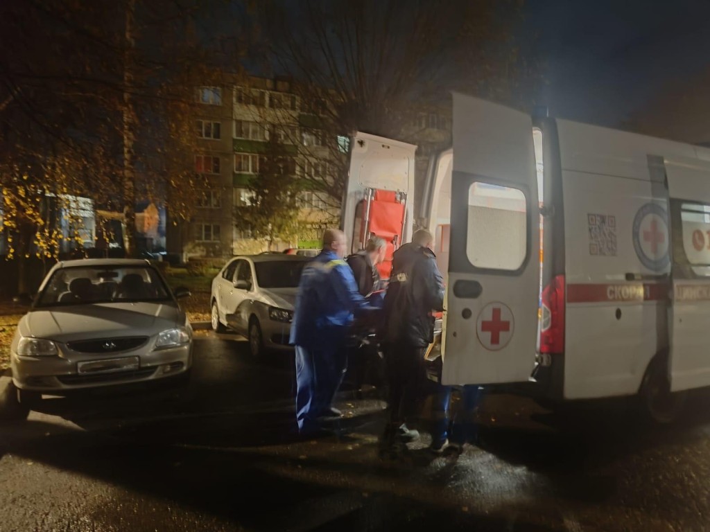 Спасатели помогли медикам транспортировать пациентку с весом 110 кг в Серебряных Прудах