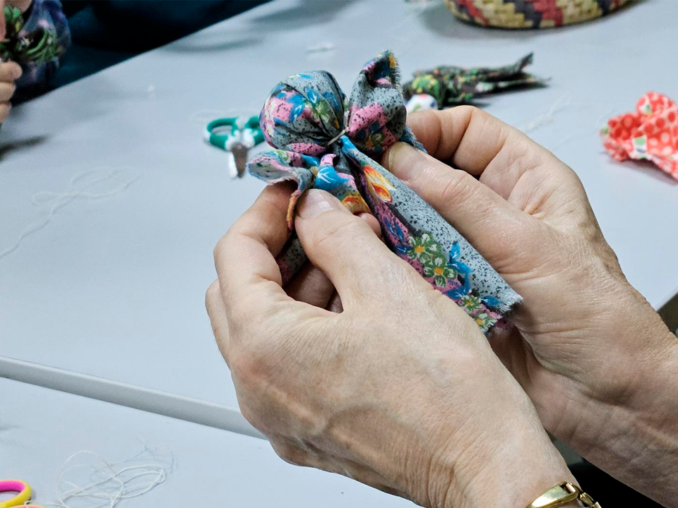 Отдарок на подарок: в музее научили делать старинную куклу без иголки