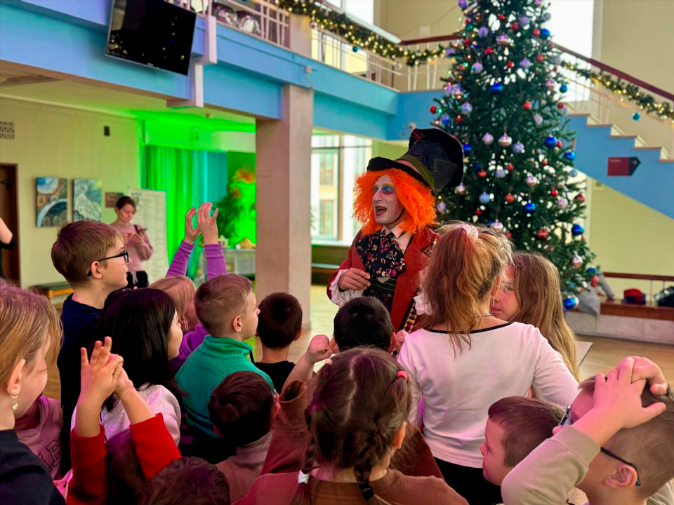 Дети отправились в сказку на квесте по «Алисе в Стране чудес»