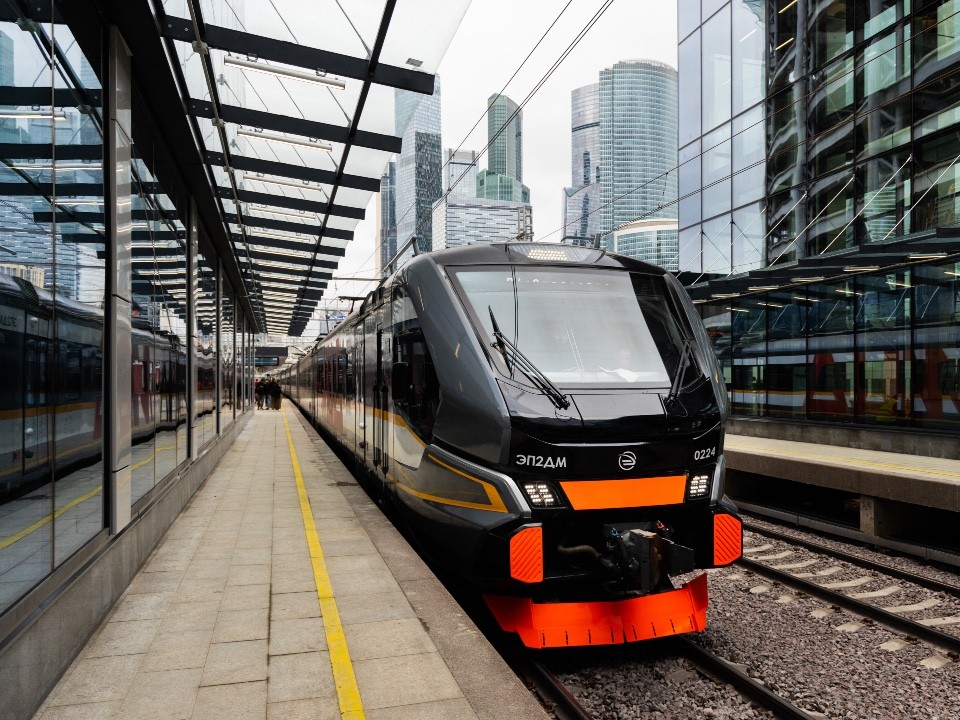 Пассажиры просто ломятся в двери: электрички стали бешено популярными в ноябрьские праздники