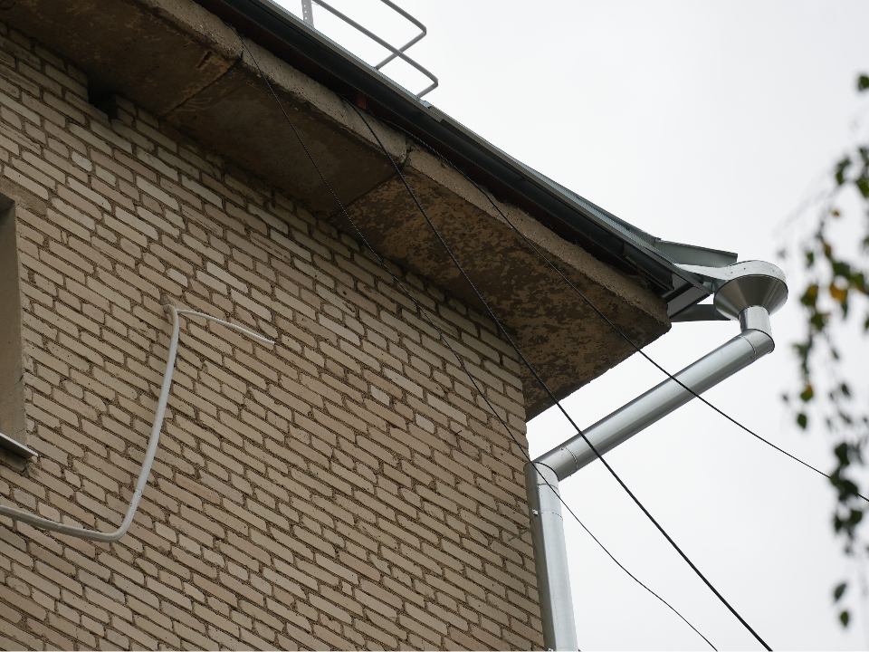 Кровлю в доме на Чкалова, 35 полностью отремонтируют до конца ноября