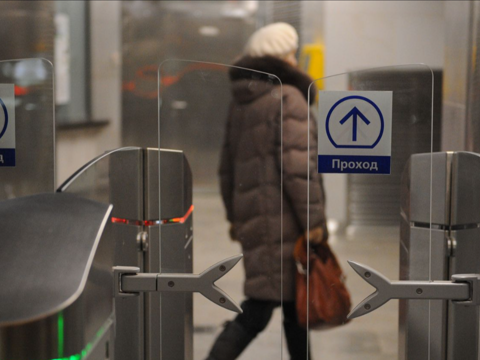 Поломка в метро: на станции «Октябрьская» порвались поручни эскалатора