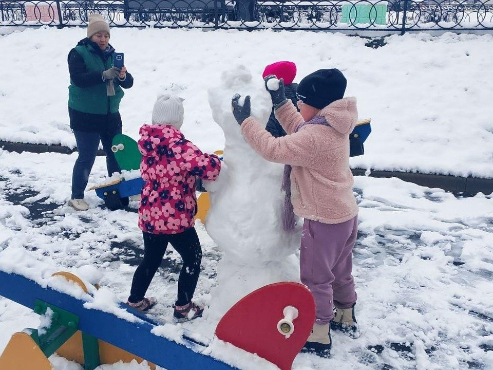 Парк «Покровский» пригласил слепить снеговиков и раскрасить деревянных солдатиков