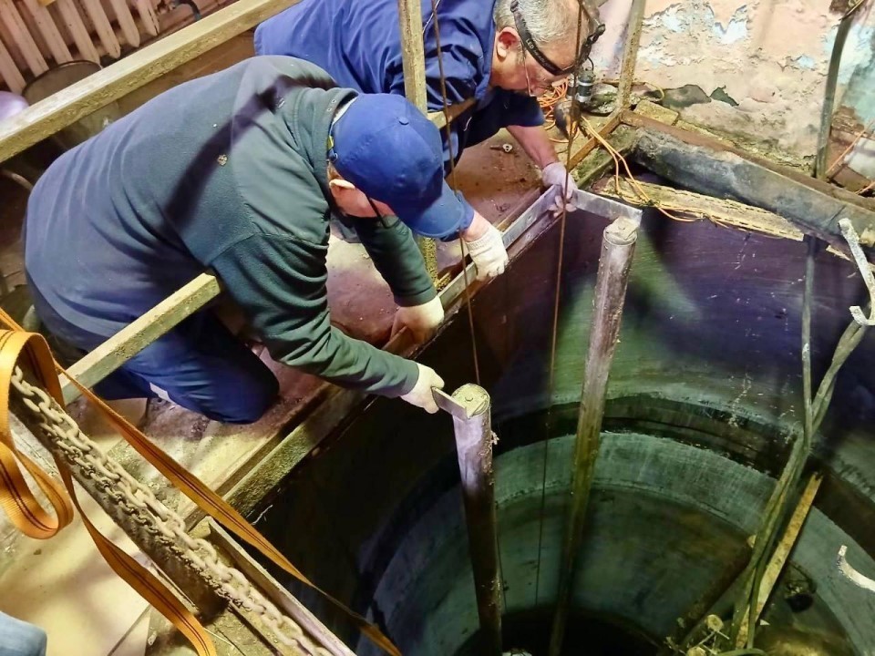 Корзина‑страж спасает канализацию от катастрофы: как в Электростали чистят «ловушку» для мусора и избегают гибели насосов