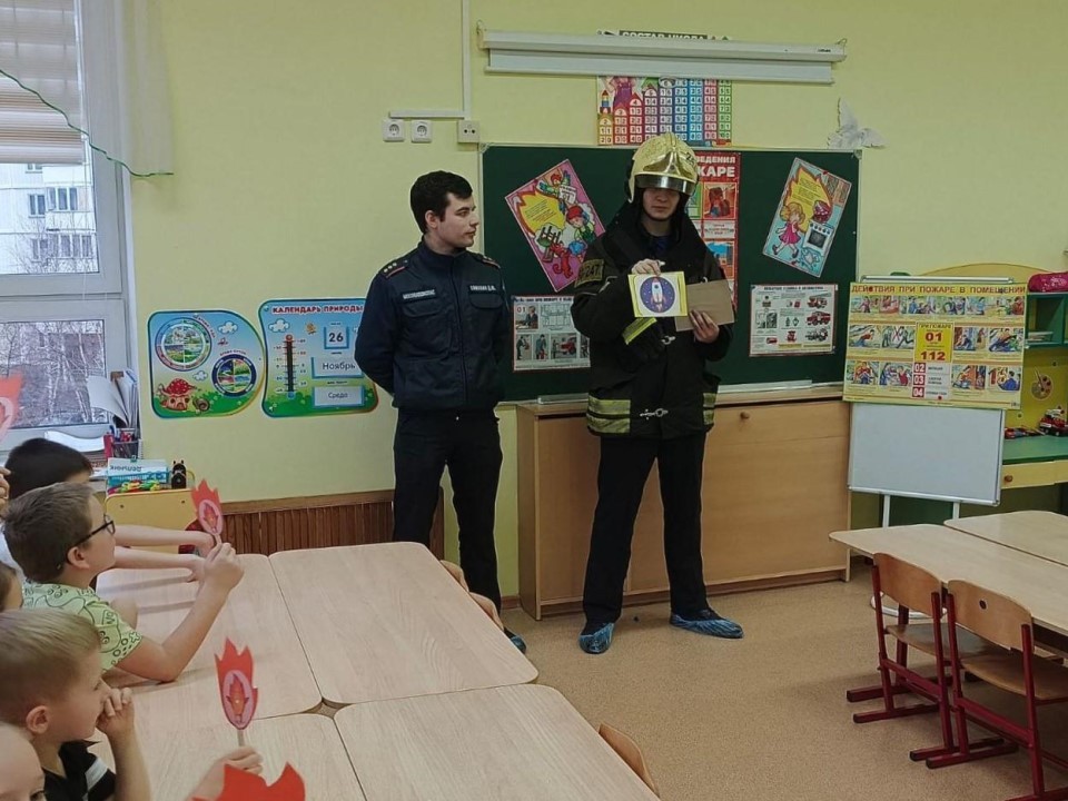 Пожарные — не супергерои, но почти: как спасатели учили дошкольников встречать Новый год без ЧП