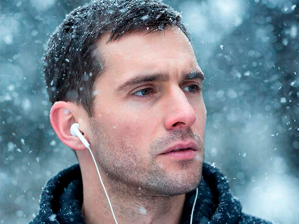 Наушники и холод несовместимы: почему возможны травмы, объяснил врач