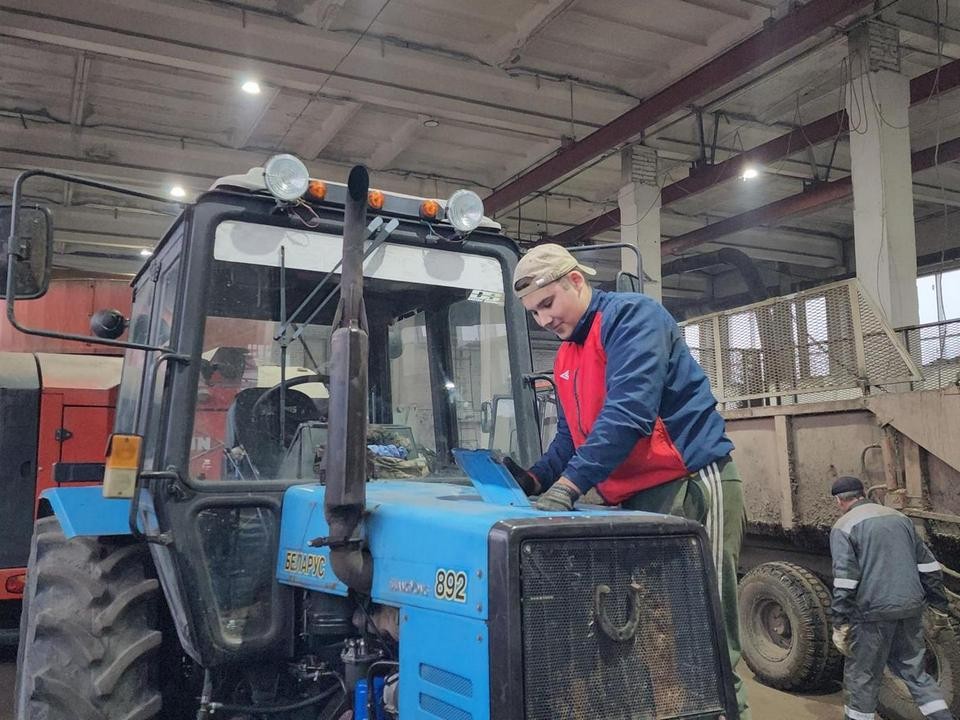 Готовь трактор с осени: племзавод «Пойма» ремонтирует технику к новому агросезону