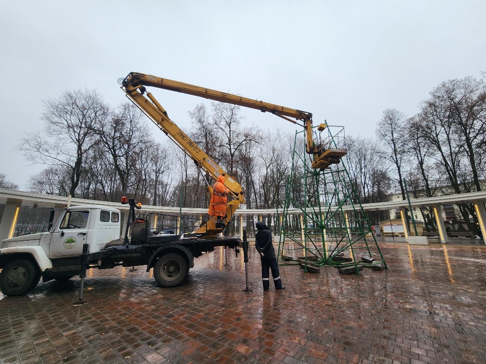 Елка, светящиеся фигуры и гирлянды: парк Талалихина начали украшать к Новому году