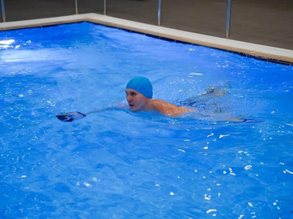 Звенящий мяч в бассейне: как акватерапия возвращает бойцов к полноценной жизни