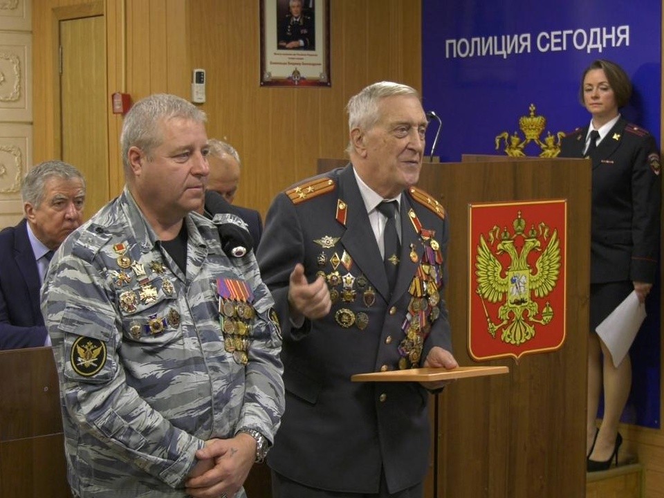 Ветерана полиции Евгения Бокова наградили за доставку грузов в зону СВО