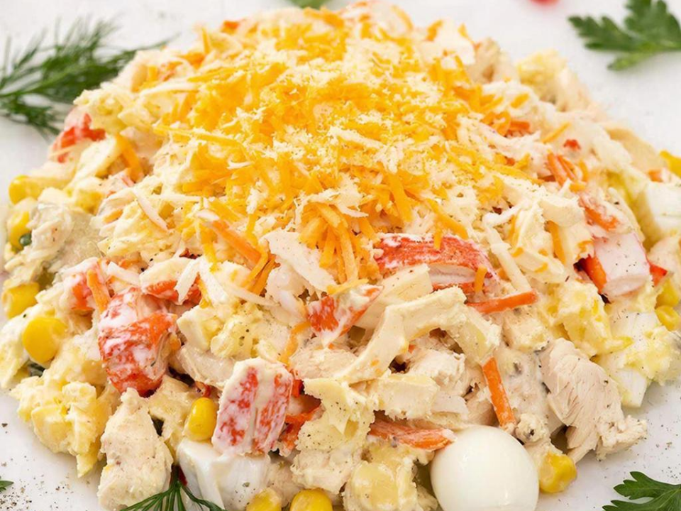 Легкий салат с эффектом «вау»: «Рыжик» станет звездой любого ужина — нужны курица, крабовые палочки и сыр