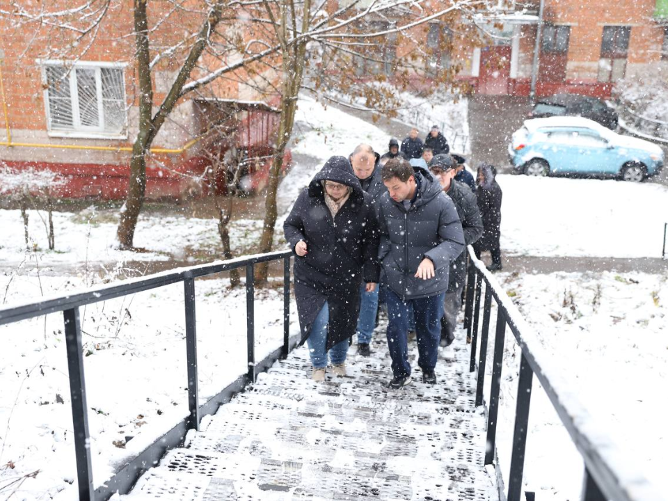 Глава Химок вместе с жительницей проверили состояние лестницы у жилых домов в Клязьме-Старбеево